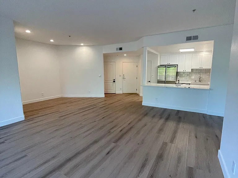 4477 Woodman Ave #209 — Photo 8
