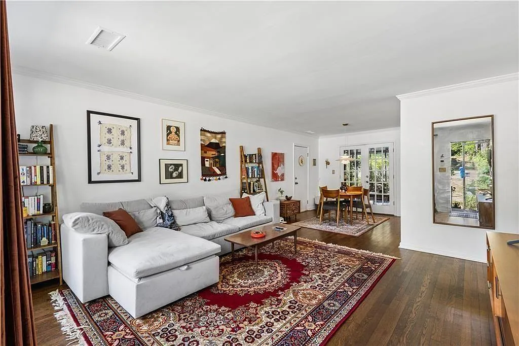 3 bed, 1.0 bath, 1272 sqft, $2,395 — Photo 4