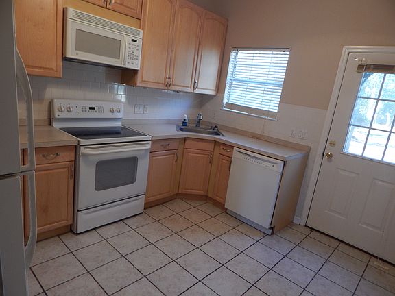 Kitchen w/ All Appliances