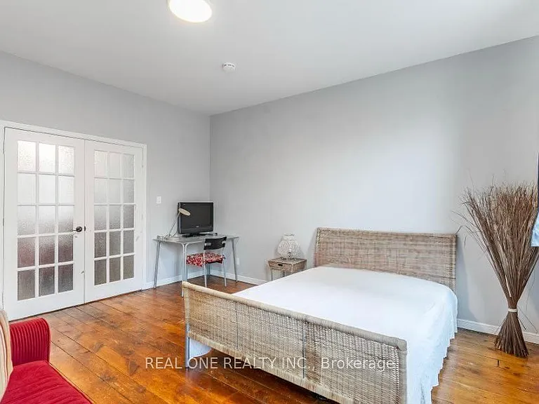 118 Queen St S #1 — Photo 3