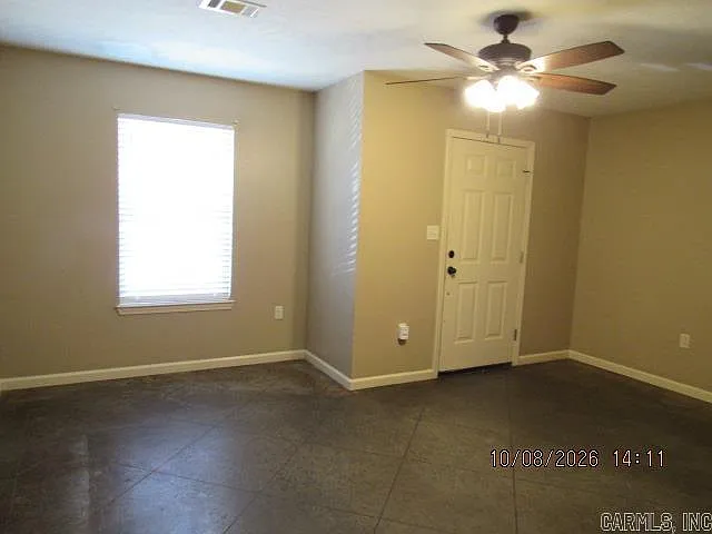 3 bed, 2.0 bath, 1060 sqft, $1,300 — Photo 2