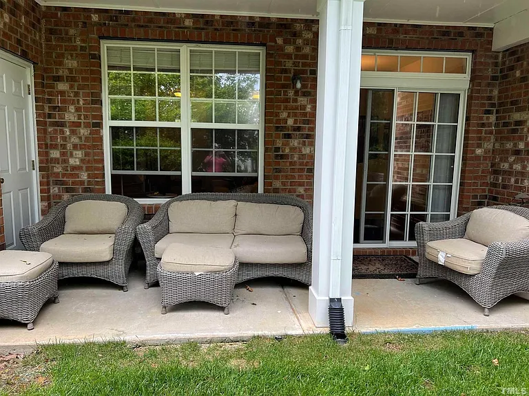 124 Longchamp Ln — Photo 5