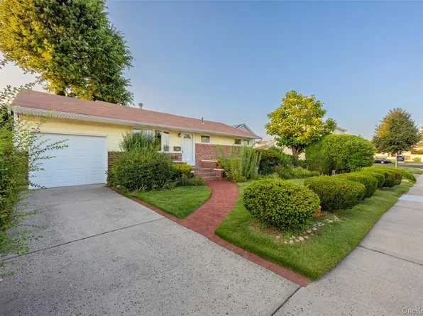 25 Surrey Ln, Plainview, NY 11803