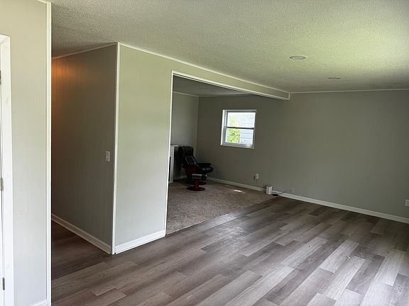 2nd image of 915 Shasta Dr