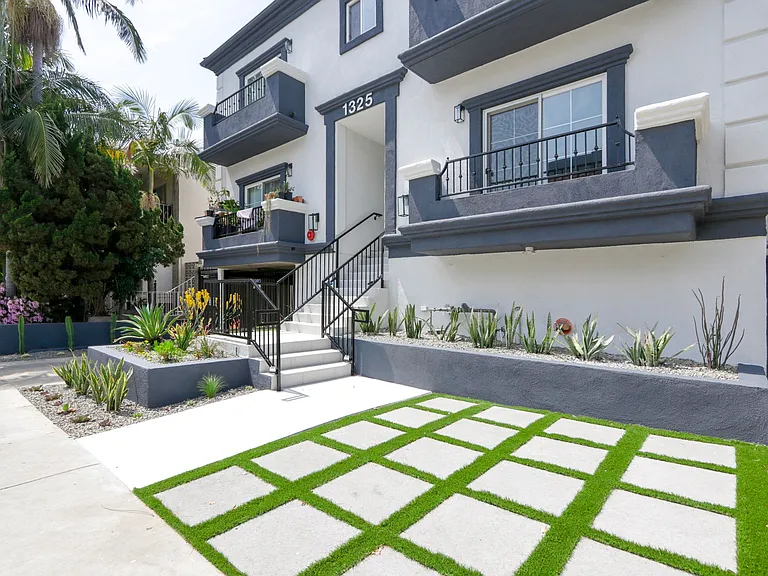 1325 North Poinsettia Pl — Photo 5