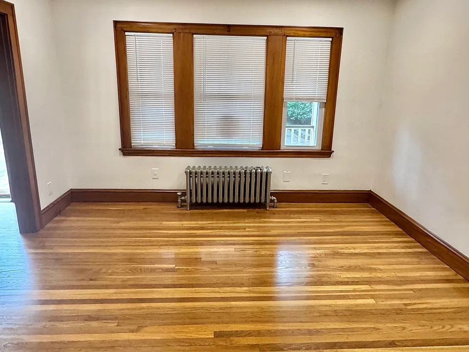 LR w exclusive use of front porch
