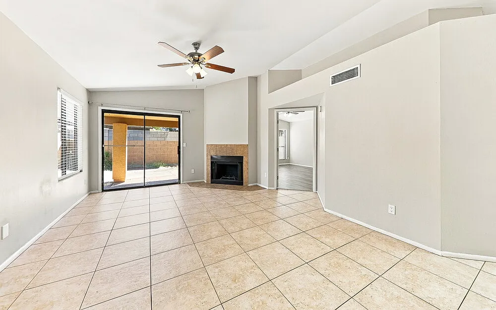 3 bed, 2.0 bath, 1487 sqft, $2,460 — Photo 3