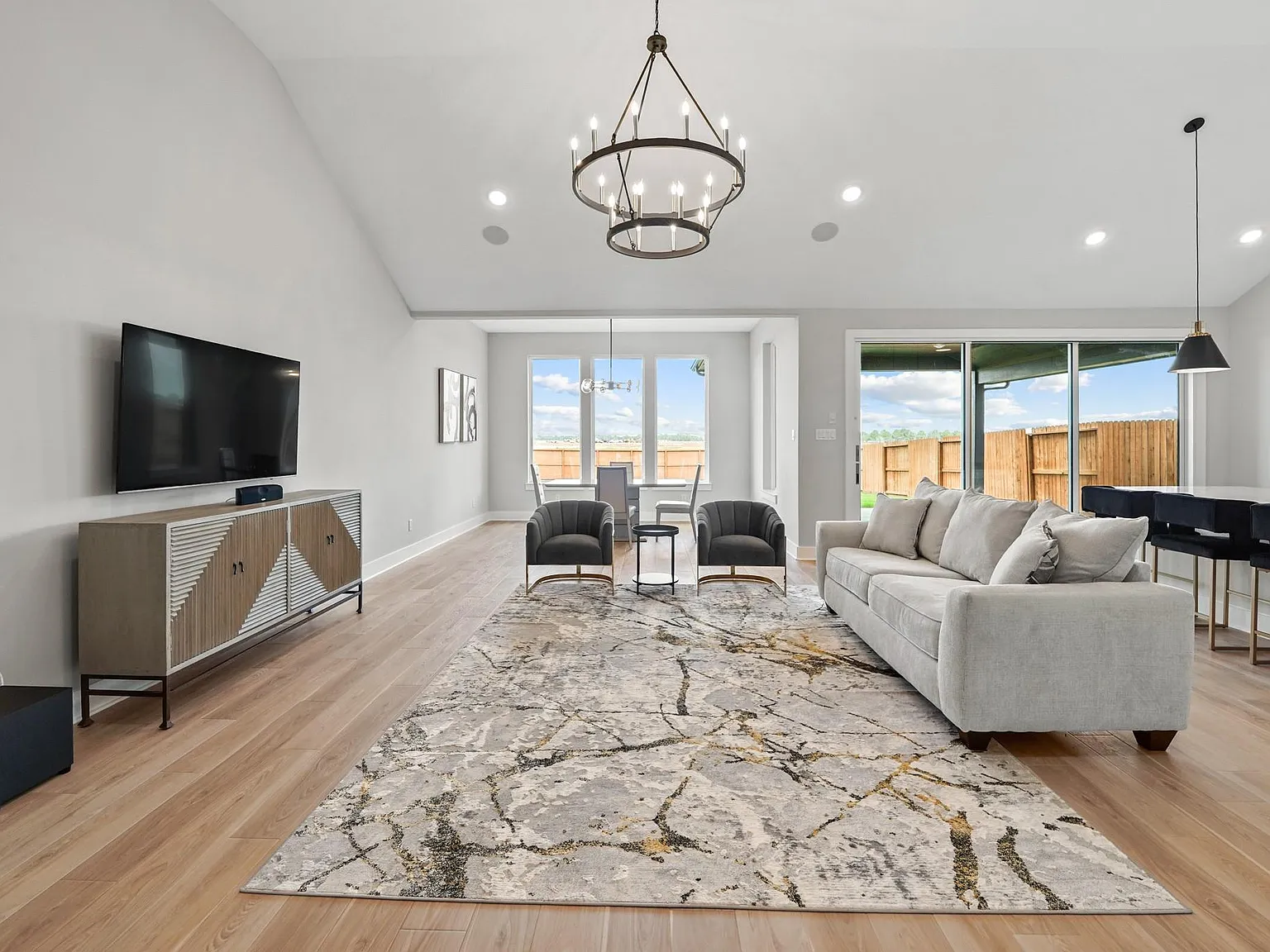 4 bed, 3.5 bath, 3570 sqft, $4,500 — Photo 2