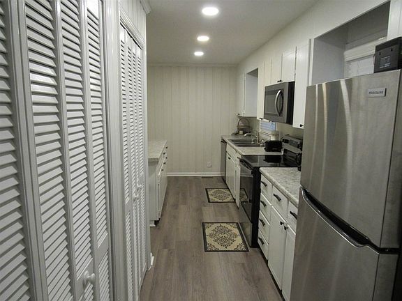 5th image of 1046 Greenwood Dr