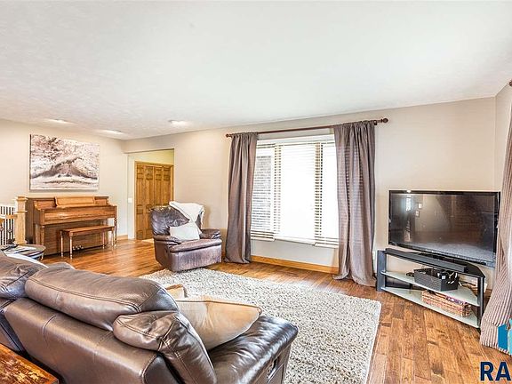5th image of 609 N Meadowbrook Ln