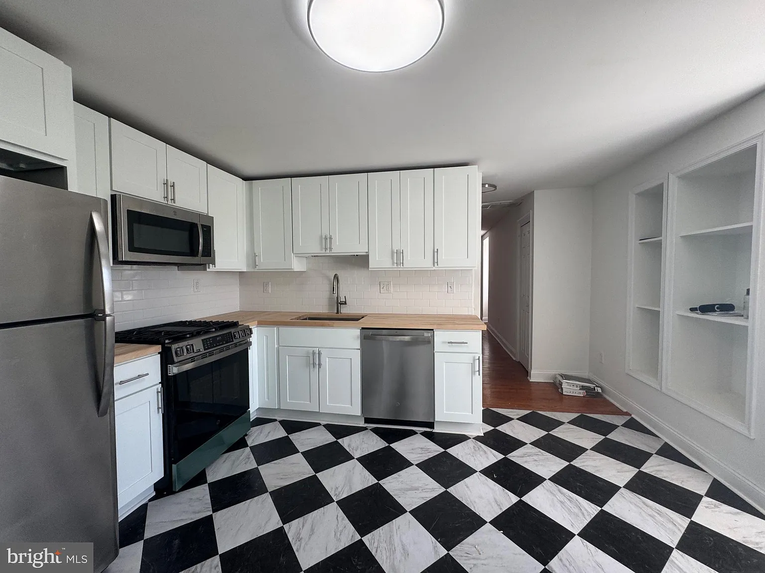 3 bed, 1.0 bath, 4260 sqft, $1,895 — Photo 2