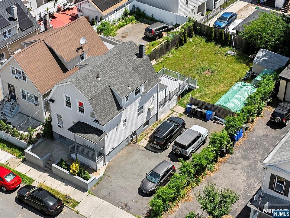 1st image of 207 E 24th St