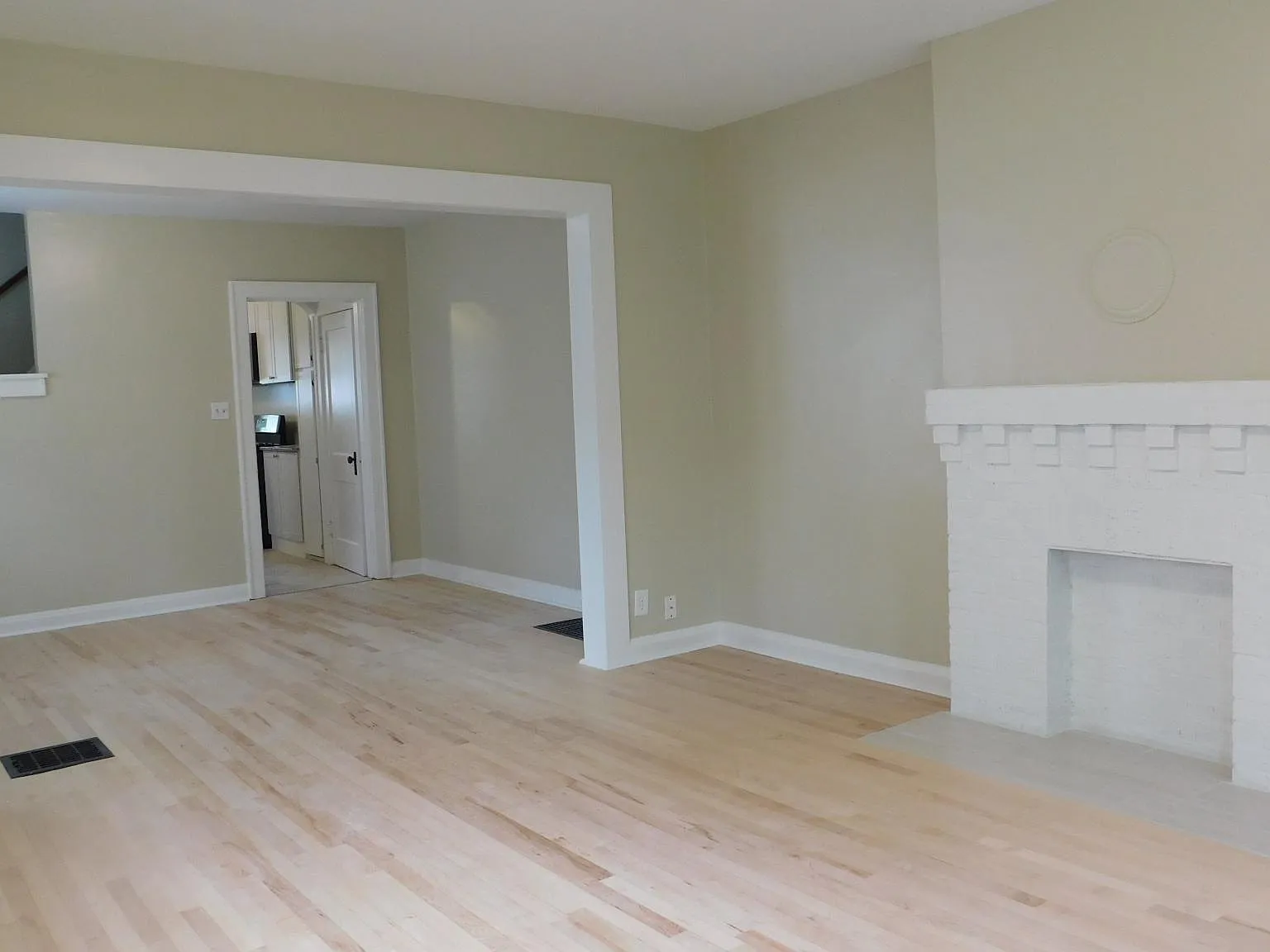 3 bed, 1176 sqft, $2,000 — Photo 3