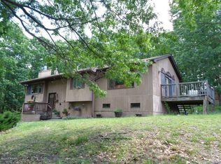 127 Mountain View Rd, Greeley, PA 18425