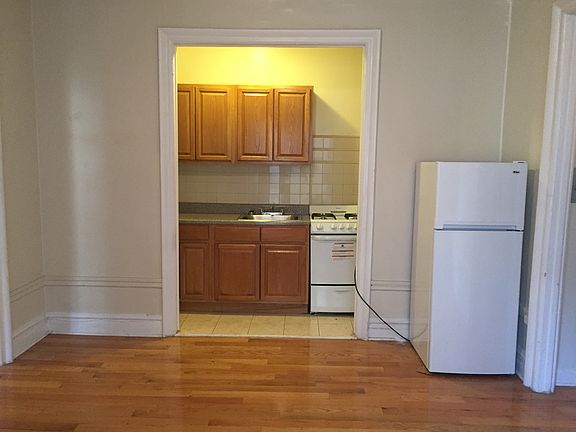 3rd image of 250 E 21st St