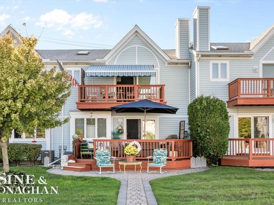 102 Kenyon Rd, Algonac, MI 48001