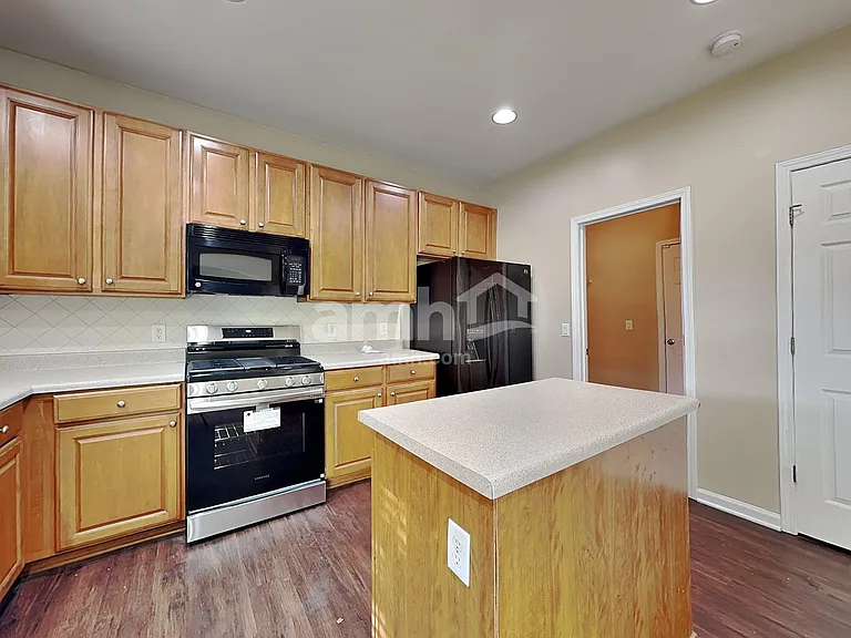 7772 Parkside Dr — Photo 3