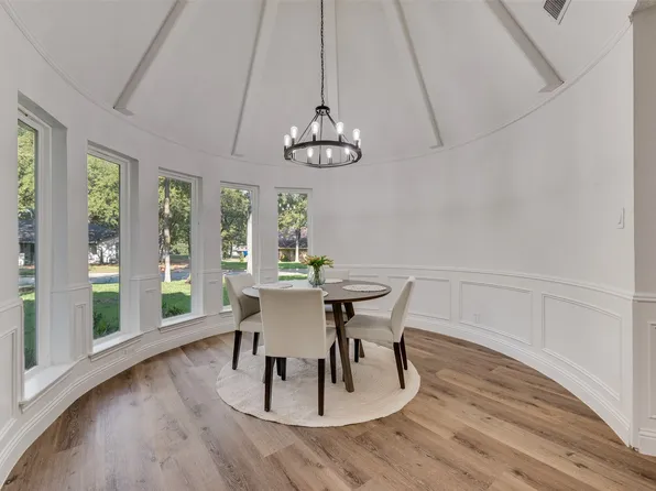 701 Oakmont Ln N, Fort Worth, TX 76112