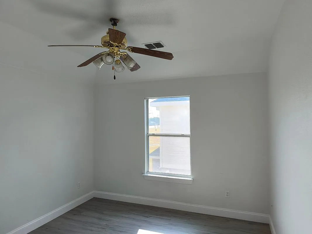 4 bed, 2.5 bath, 1337 sqft, $1,950 — Photo 3