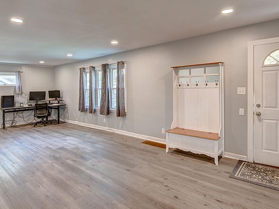 5th image of 1012 Elmhurst Ave