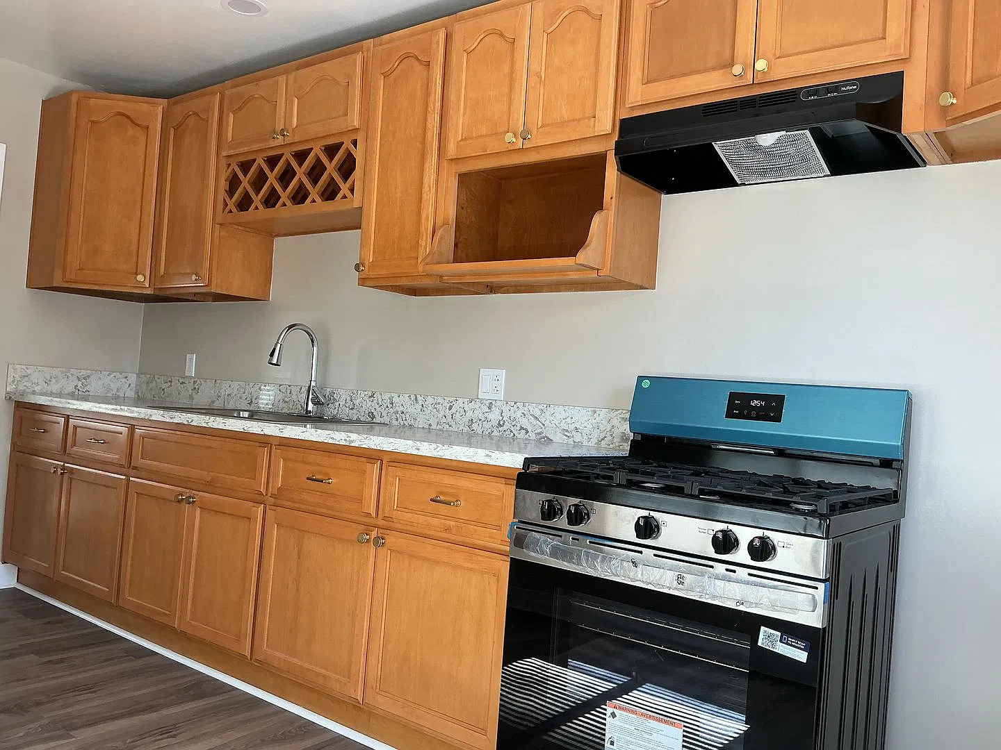 Newly Remodeled 2-1 House For Lease! Appliances A/C Available Now! — Photo 3