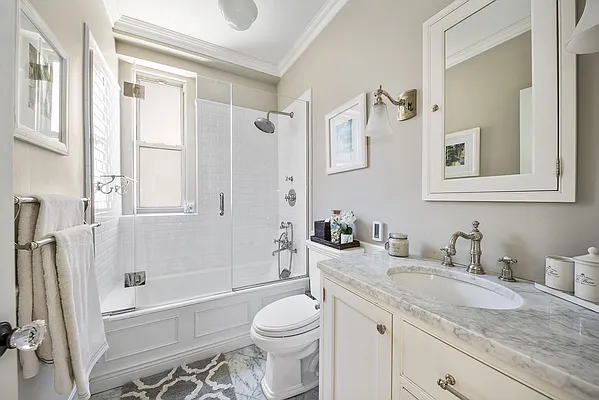 Sold by PHP Realty Services | media 21