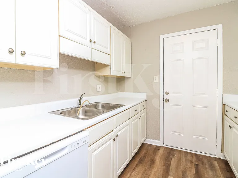 1910 Brownsville Rd #2 — Photo 8