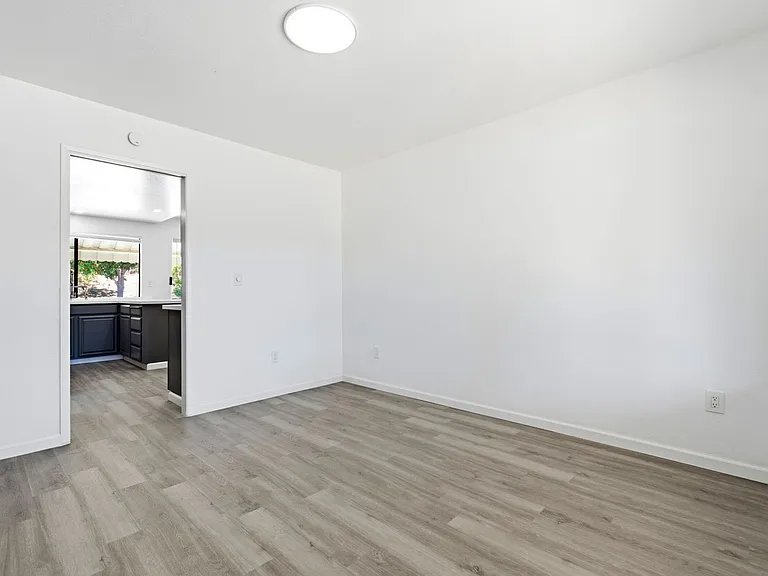 800 Locust Dr — Photo 10