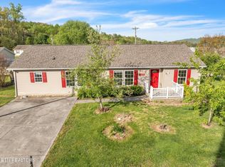 902 Oak Village Ct, Dandridge, TN 37725