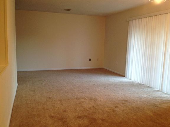 5th image of 402 Marshall Ct NW Unit 2