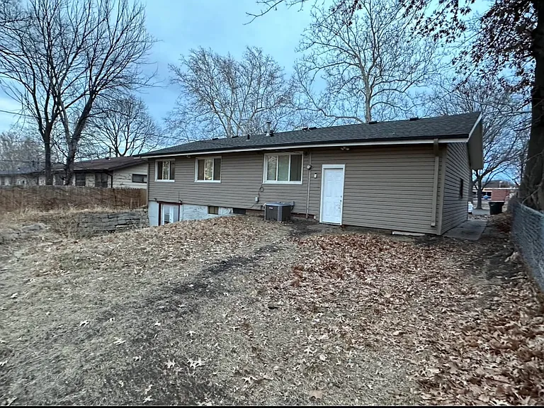 815 W Avon Ln — Photo 7