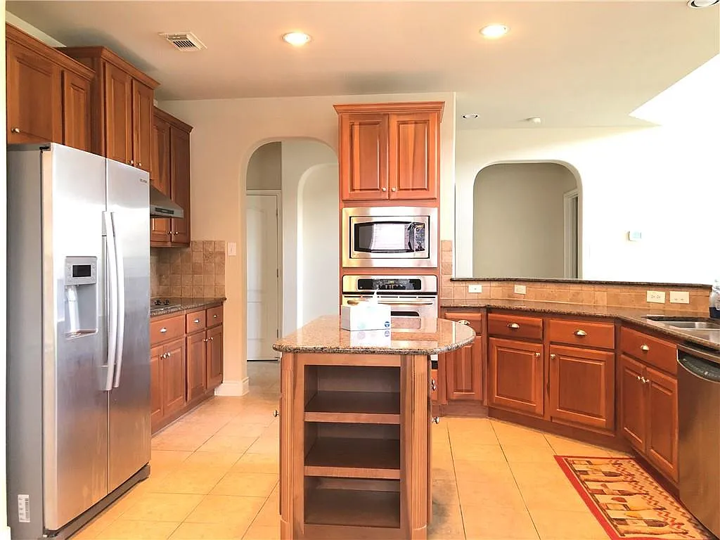 4 bed, 2.5 bath, 2566 sqft, $2,800 — Photo 4