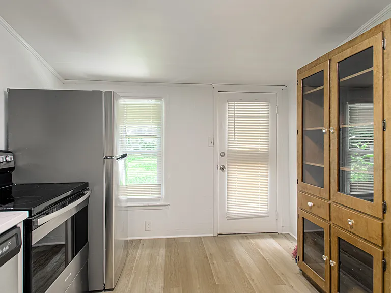 815 W 77th St — Photo 19
