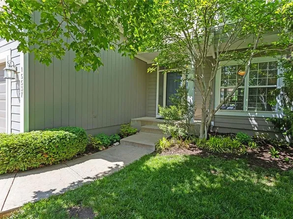 15537 S Locust St, Olathe, KS 66062