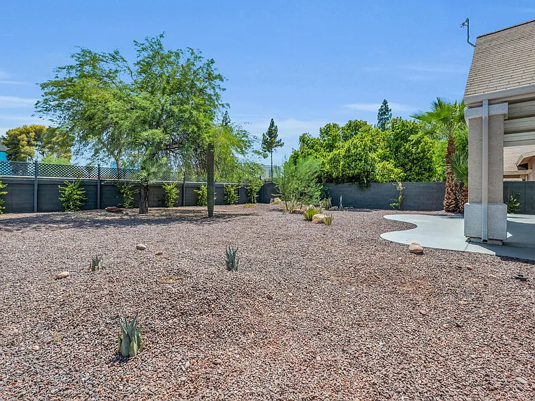 325 E Mitchell Dr — Photo 24