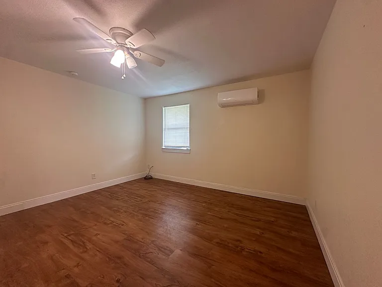 217 SE 2nd St — Photo 10