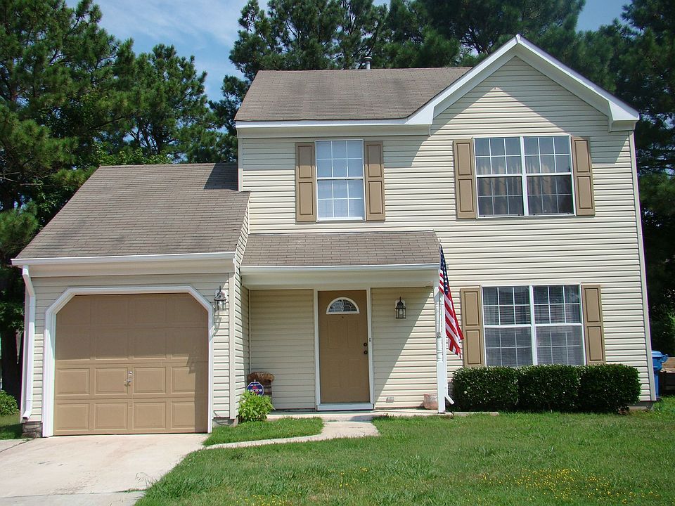 Move in ready! Fresh outdoor/indoor paint.