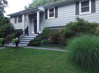 122 Fleets Cove Rd, Huntington, NY 11743