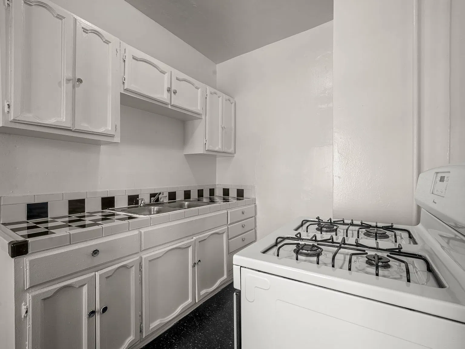 746 S Normandie Ave — Photo 4