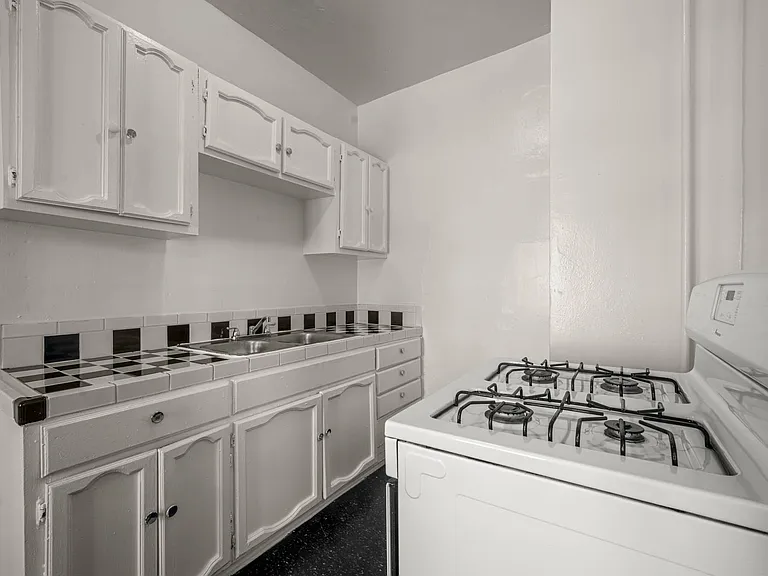 746 S Normandie Ave — Photo 9