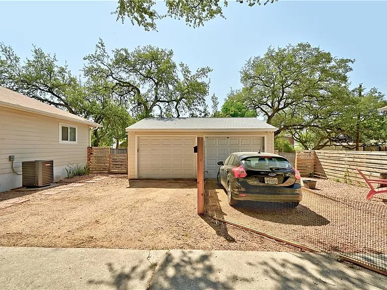 209 E Live Oak St #A — Photo 24