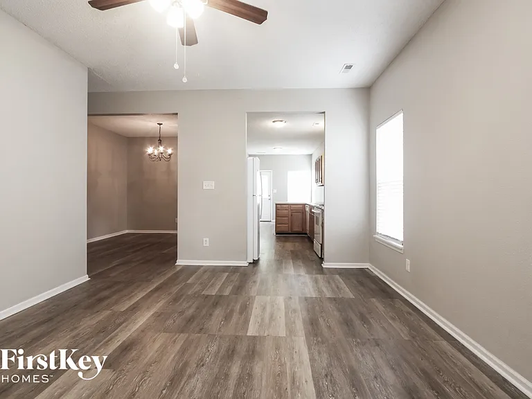 8119 Corktree Dr — Photo 2