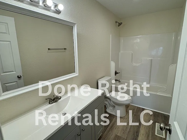 812 E 19th St #B — Photo 7