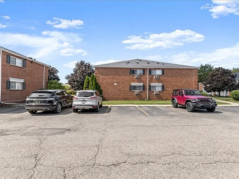 2425 Torquay Ave #101 — Photo 11