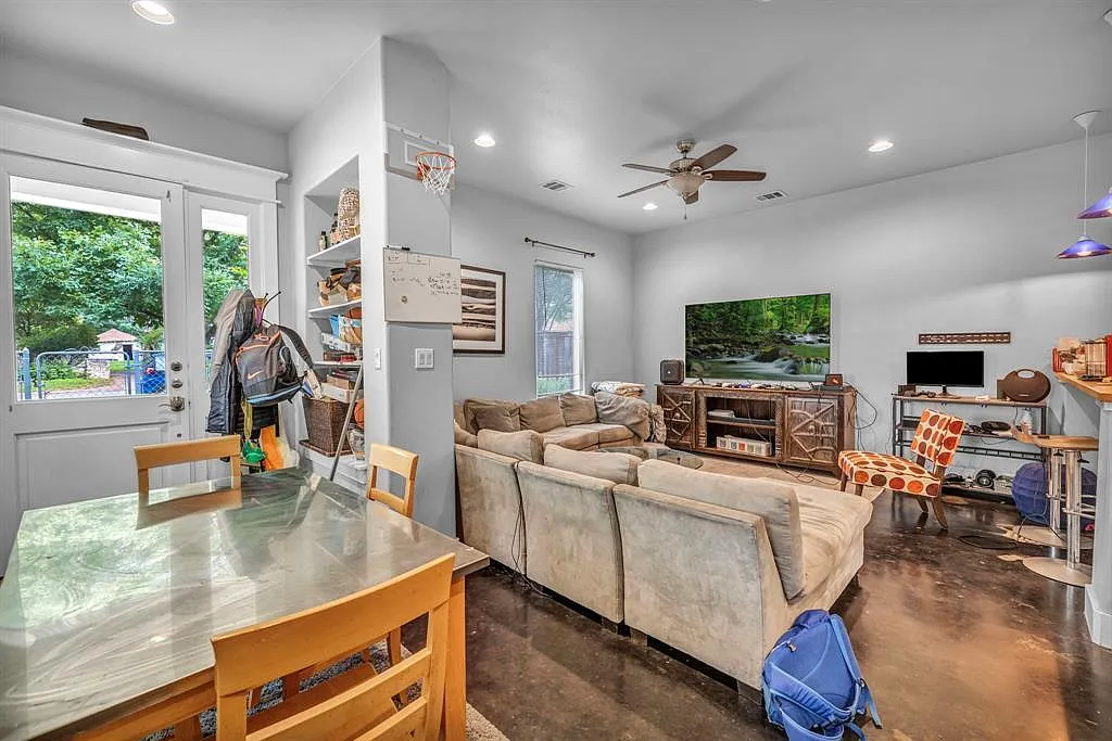 6 bed, 3.0 bath, 2396 sqft, $6,600 — Photo 3
