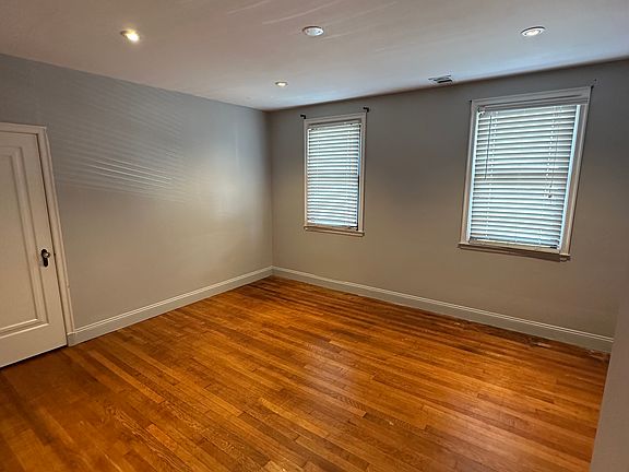 4th image of 33 Oakley Ave
