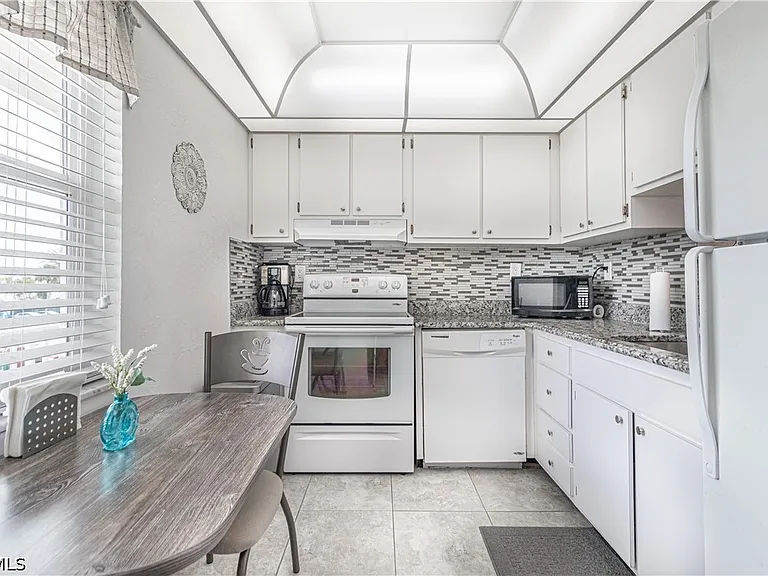 6220 Augusta Dr #307 — Photo 2