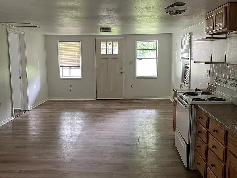 215 Wilson Ave — Photo 6