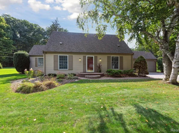 2348 Pineview Ct, Flushing, MI 48433