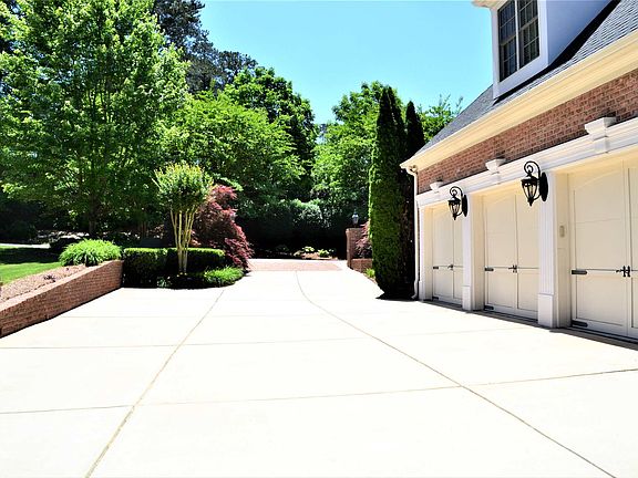 3rd image of 912 Carriage Path SE